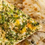 แป้งนานขนมปังแผ่นแบนเสิร์ฟคู่แกงอินเดีย