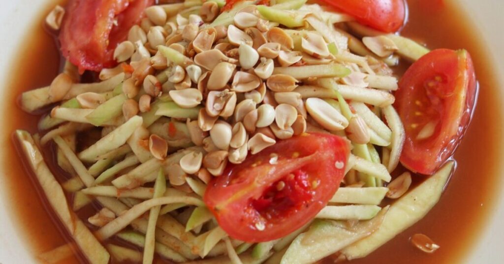 สลัดมะม่วงดิบสไตล์ไทย: เมนูลดน้ำหนัก สดชื่นและสุขภาพดี