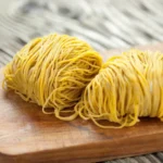 เส้นบะหมี่ไข่โฮมเมดสดใหม่ เนื้อนุ่ม เหนียวนุ่ม หอมกลิ่นไข่แท้