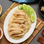 ข้าวมันไก่ไก่นุ่ม ข้าวหอมมัน เสิร์ฟพร้อมน้ำจิ้มรสเด็ดและน้ำซุปฟัก