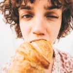 ภาพคนเครียดเลือกกินอาหารหวาน: ความเครียดทำให้กินจุหรือไม่อยากอาหาร – การเลือกอาหารเมื่อเครียด