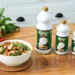 ไก่แกงเขียวหวานในชาม เสิร์ฟพร้อมข้าวสวย รสเข้มข้น หอมมัน