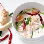 สูตรต้มข่าไก่ซุปไทยหอมกะทิ ใบมะกรูด และข่า เสิร์ฟร้อนๆ