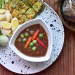 น้ำพริกกะปิแบบดั้งเดิม เสิร์ฟพร้อมผักสดและปลาทูทอด อาหารไทยรสจัดจ้าน